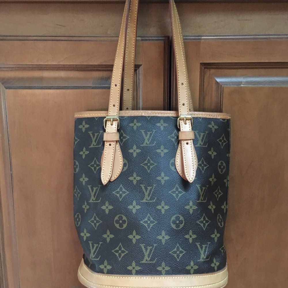 **AUTHENTIC** PETIT BUCKET BAG